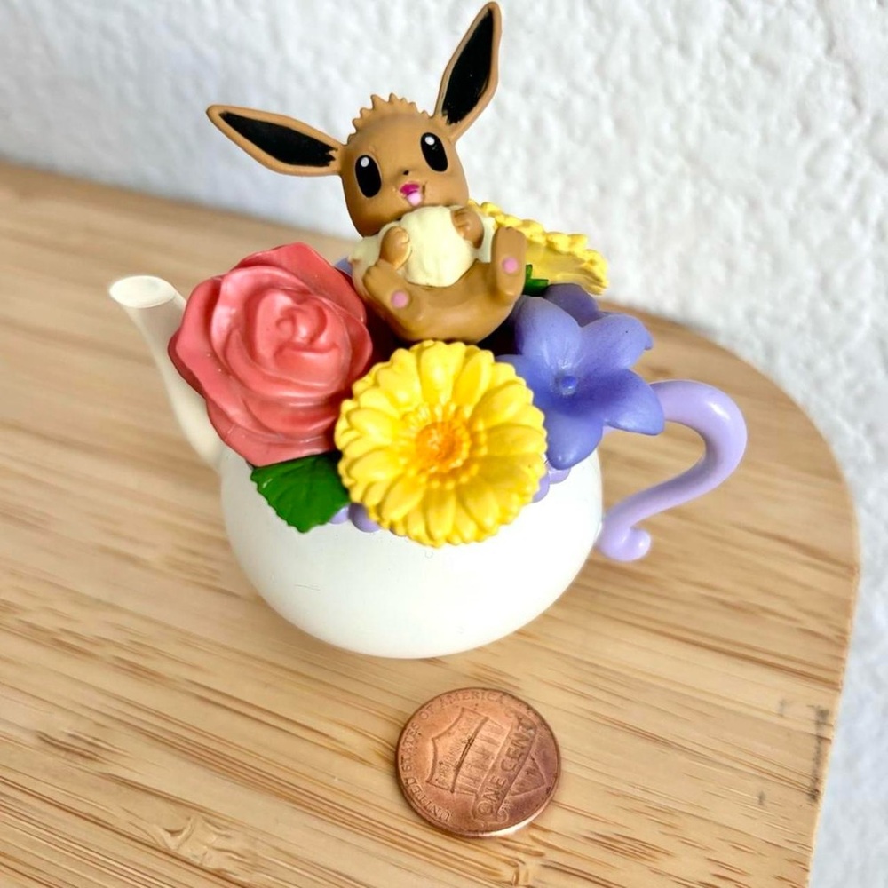 Rare pokemon figure Eevee with flowers figure